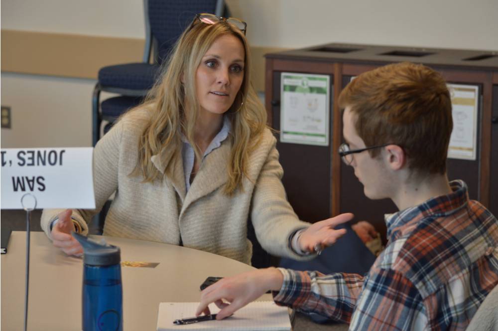 An alumna talking to a student at the 30 Minute Mentors Event